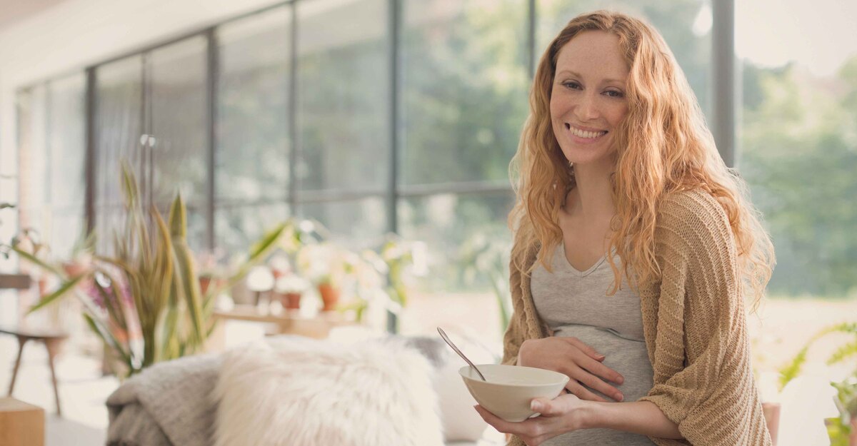 Una donna incinta mangia il gelato