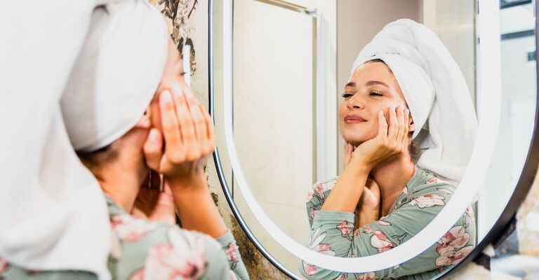 ragazza fa skin care