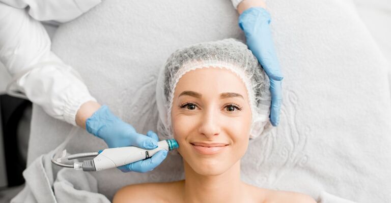 Ragazza durante il trattamento laser sorride