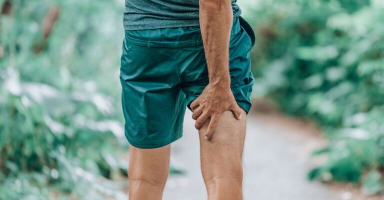 uomo con dolore alla gamba