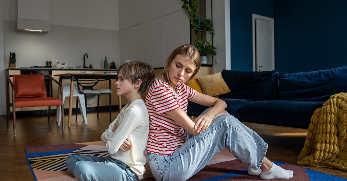 mamma e foglio seduti sul tappeto