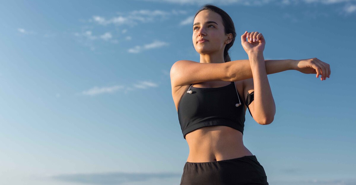 Una ragazza fa stretching per le braccia