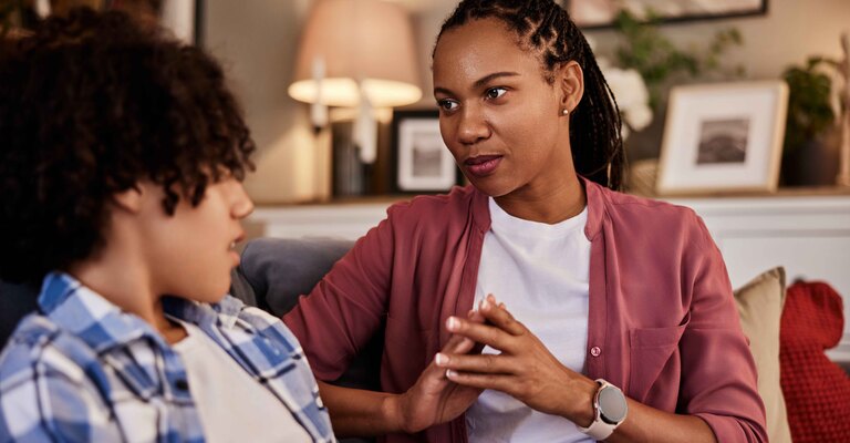 Una madre parla con il figlio