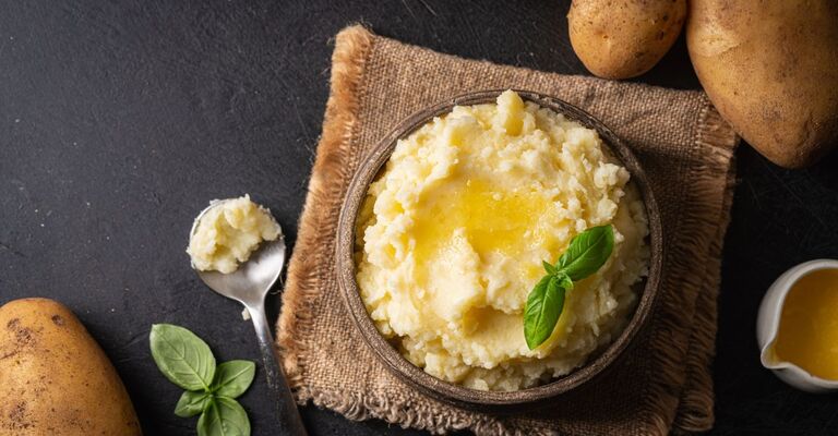 piatto con purè di patate e patate