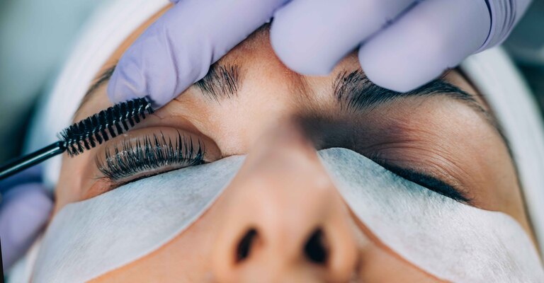 Donna si sottopone ad un processo di laminazione alle ciglia