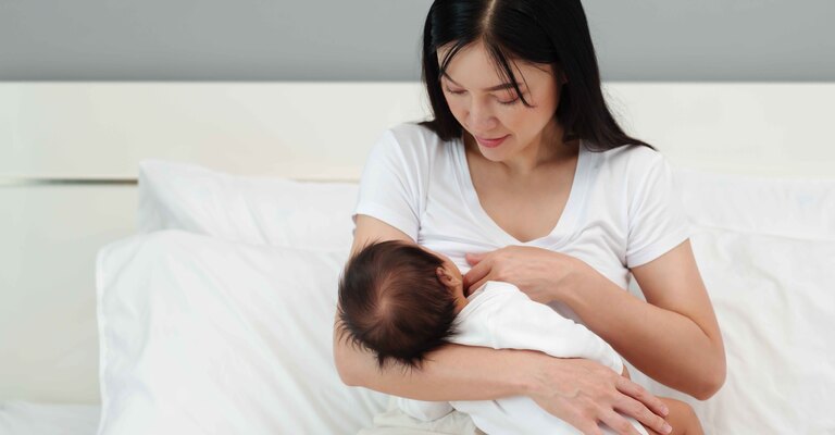 Una donna che allatta