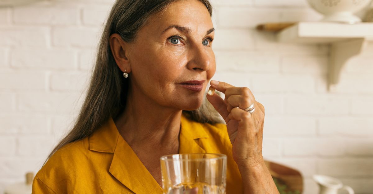 signora prende una pastiglia