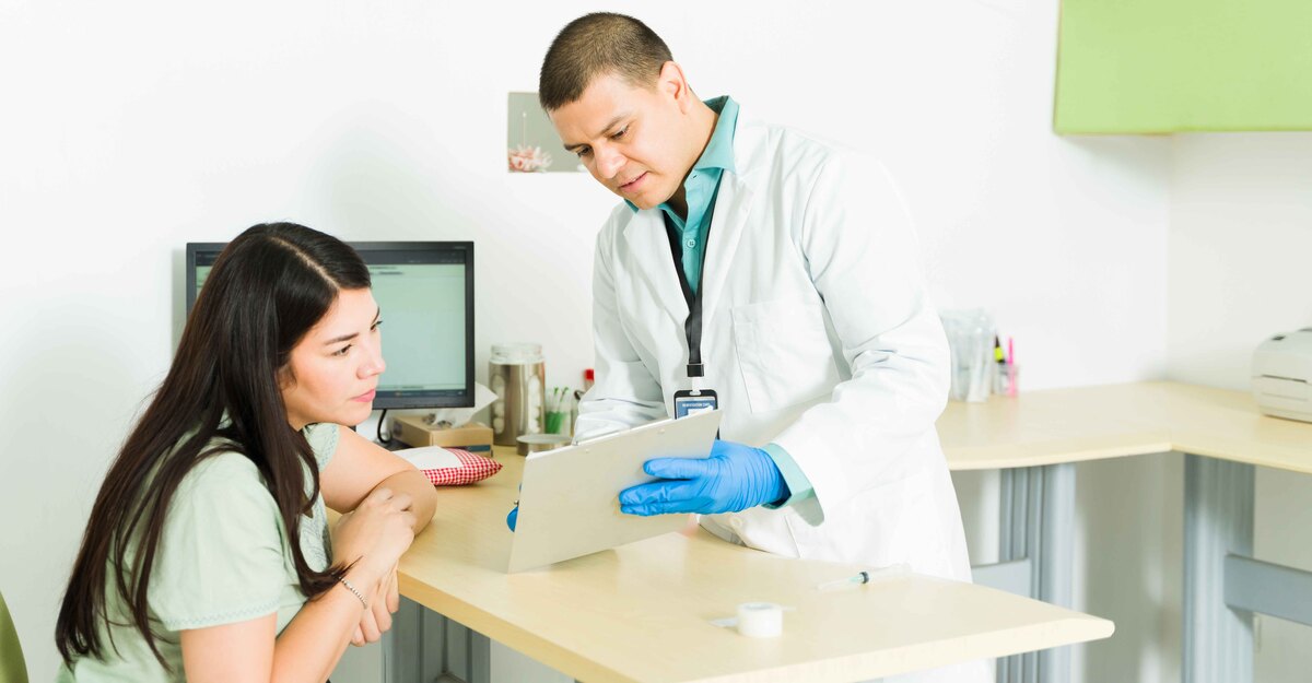 Una donna a colloquio con un medico