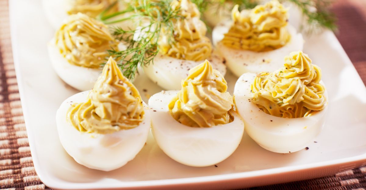 Uova ripiene su un piatto