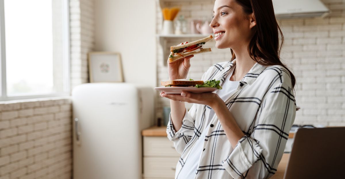 donna incinta mangia wurstel 