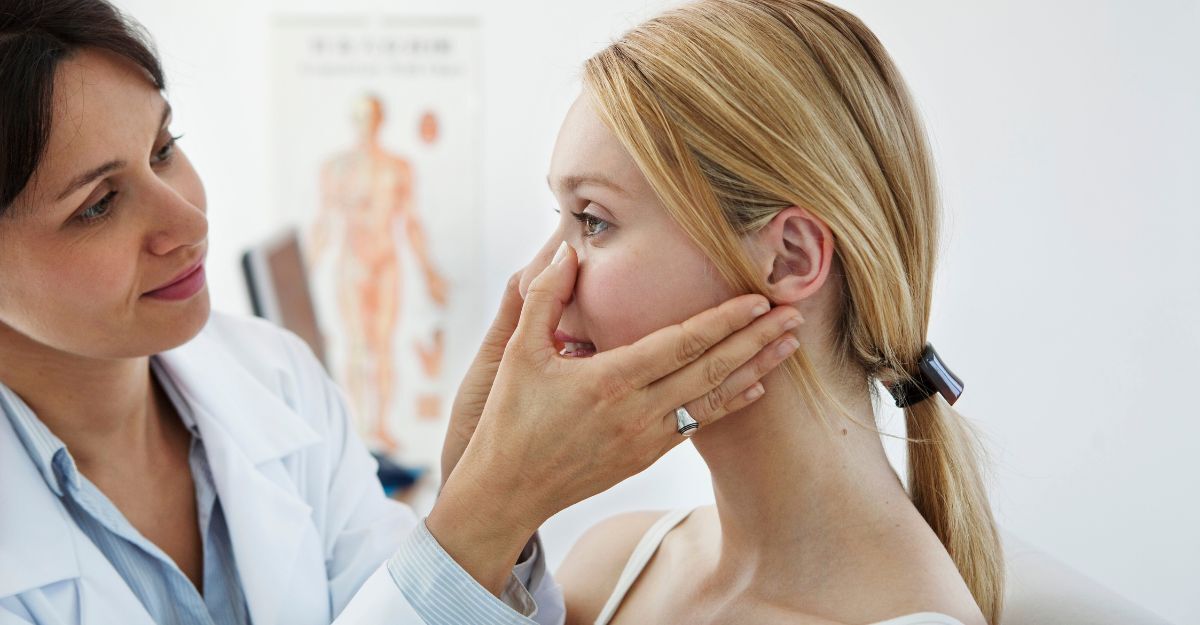 Dottoressa valuta il naso di una paziente