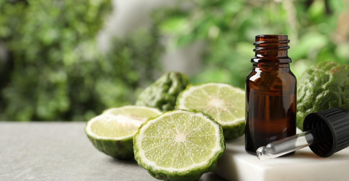 Confezione di olio essenziale con bergamotto come sfondo