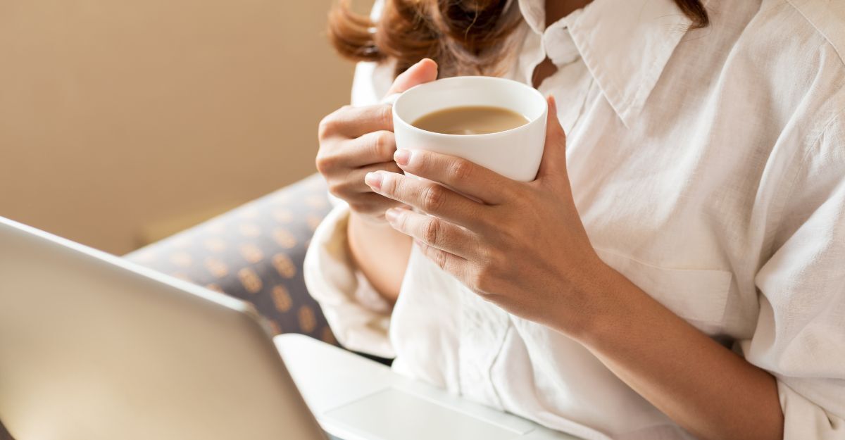 Donna sta bevendo un espresso