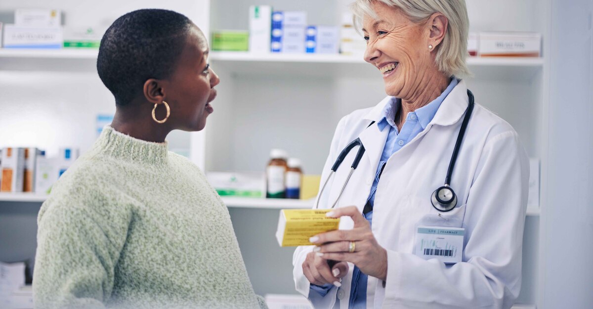 Donna incinta parla con farmacista