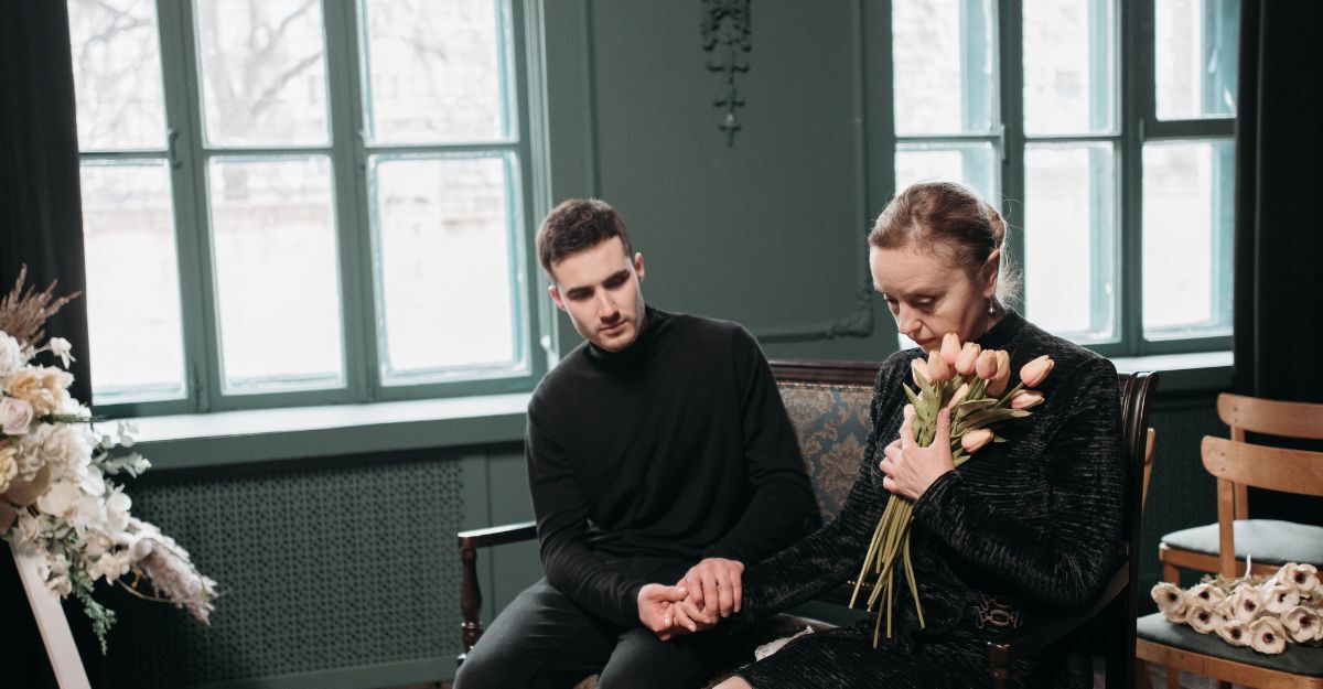 Due persone a un funerale