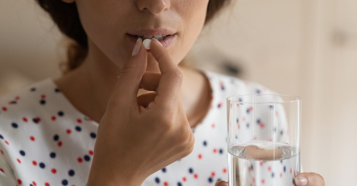 ragazza assume aspirina