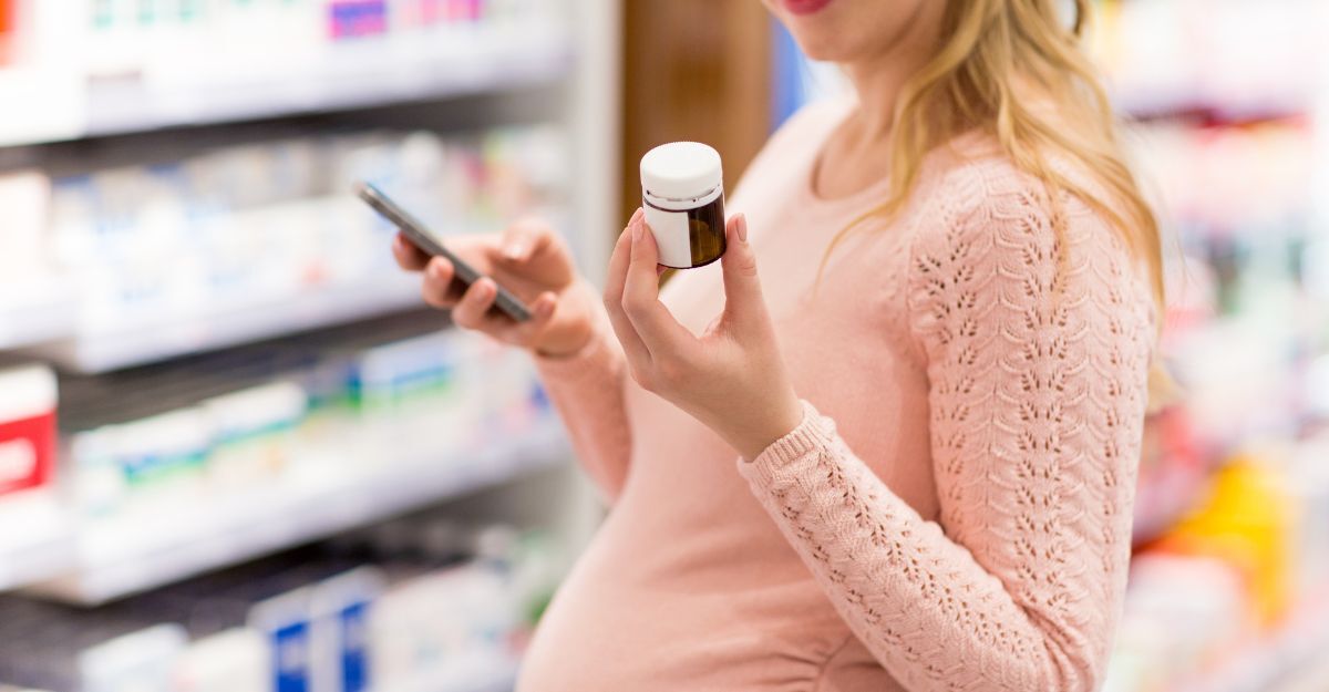 Donna che valuta se comprare un farmaco in farmacia