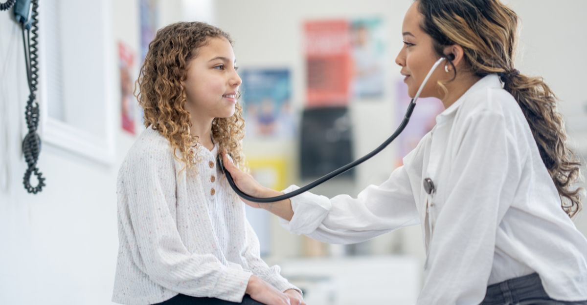 Pediatra visita bambina