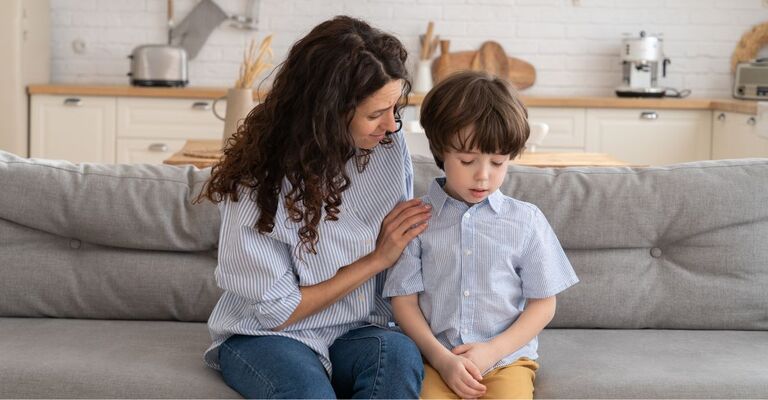 Mamma che parla con suo figlio piccolo
