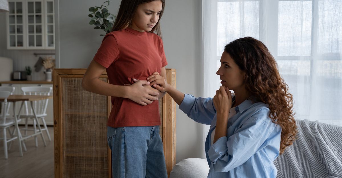 bambina con mal di pancia e la mamma preoccupata