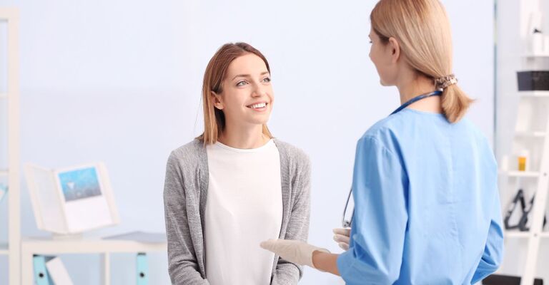 Donna durante una visita con la dottoressa