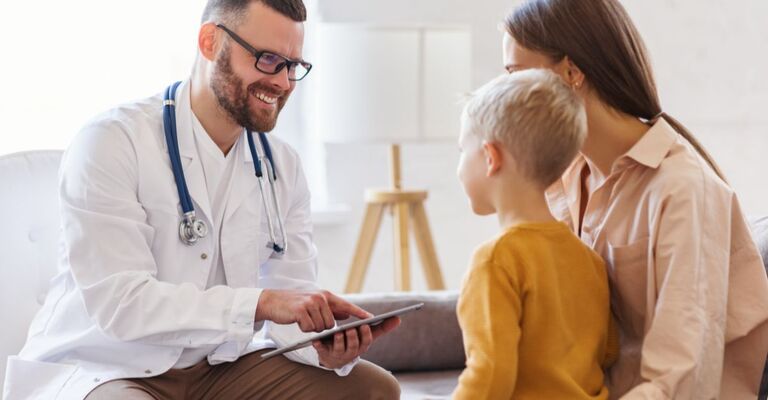 bimbo dal pediatra con la mamma