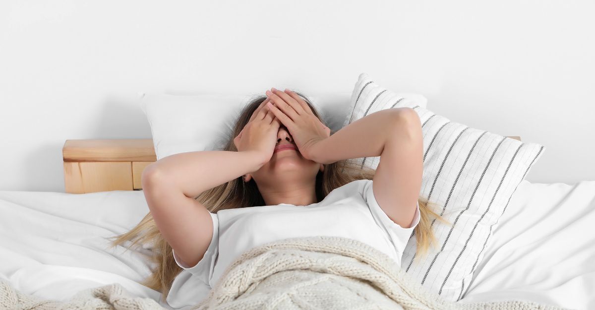 Donna sdraiata a letto sembra stanca