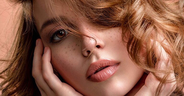 Primo piano di una donna con le lentiggini