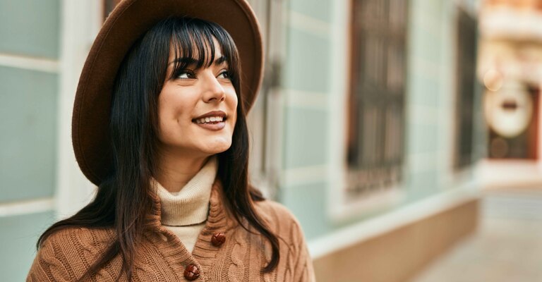 Una ragazza con la frangia