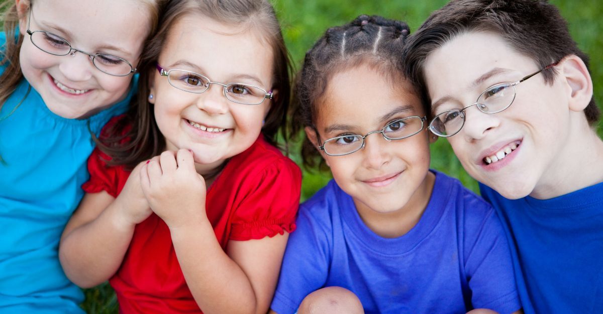 Bambini in gruppo che portano gli occhiali