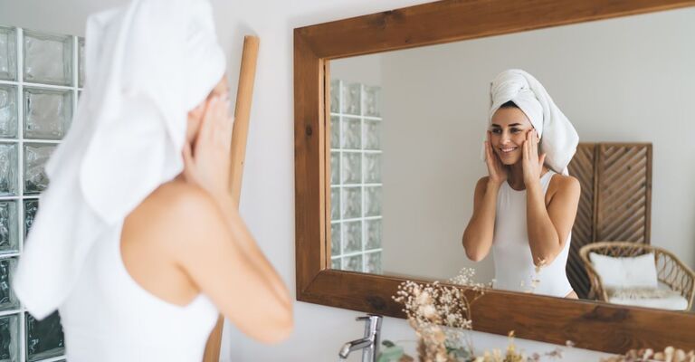 ragazza fa skin care