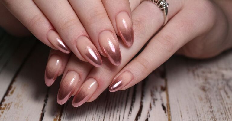 Mani con unghie a mandorla con effetto sfumato