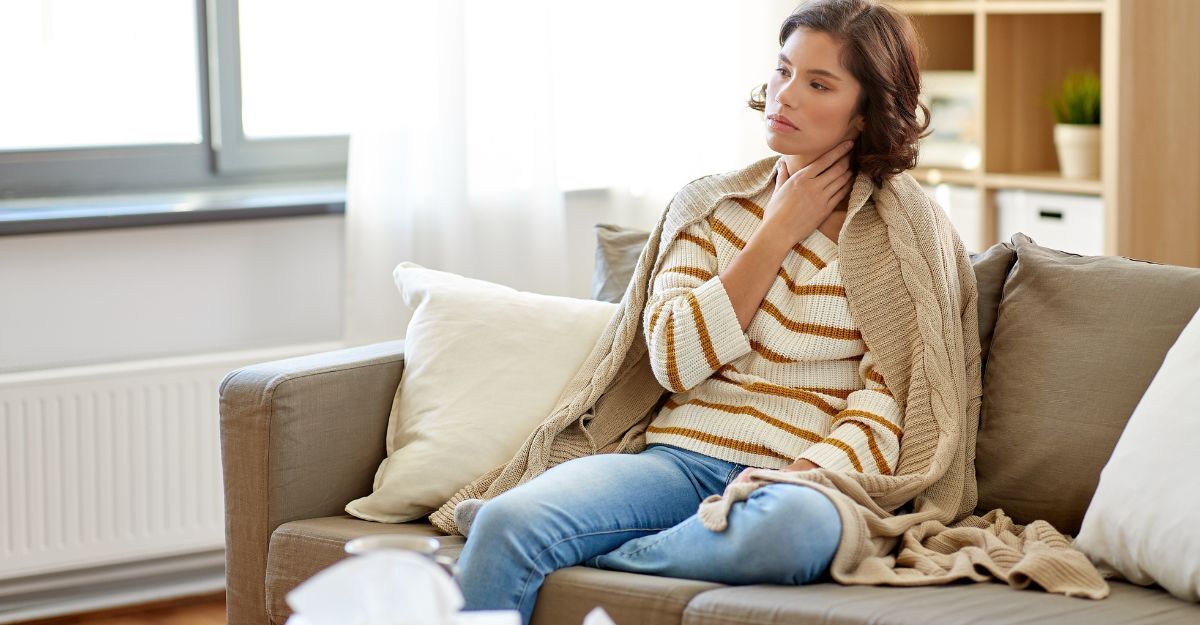 donna con mal di gola sul divano