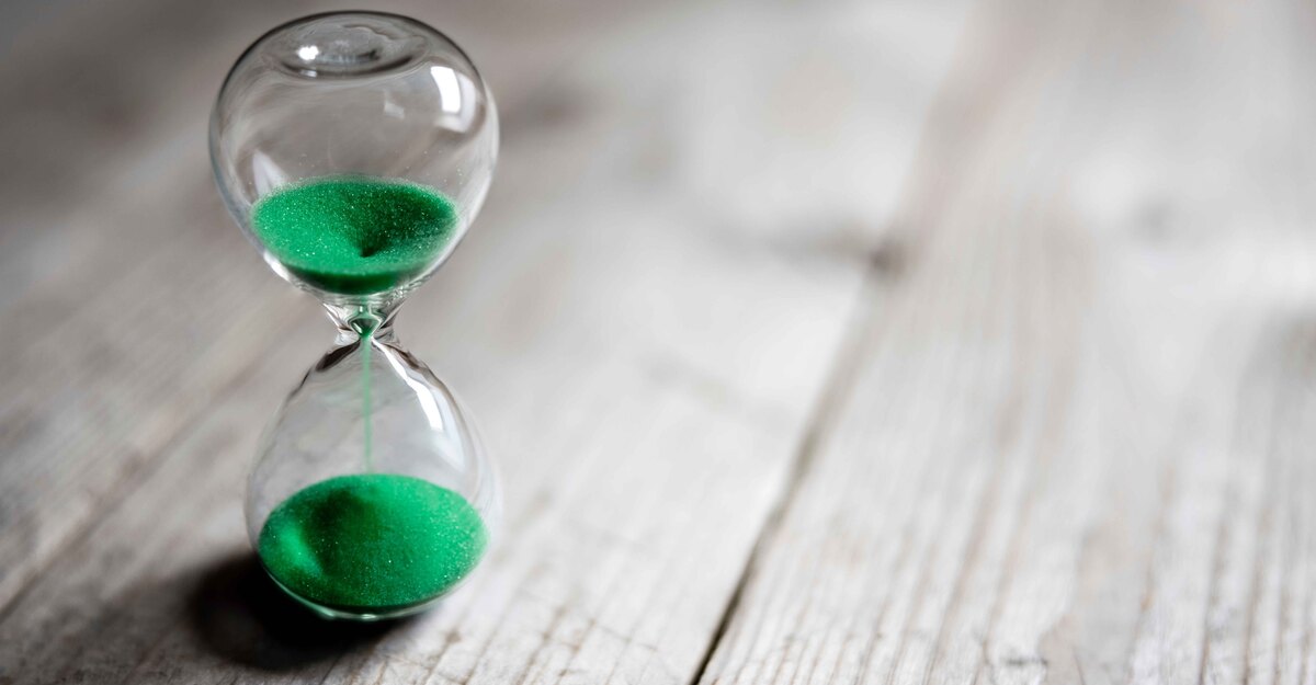 Una clessidra con il tempo che scorre