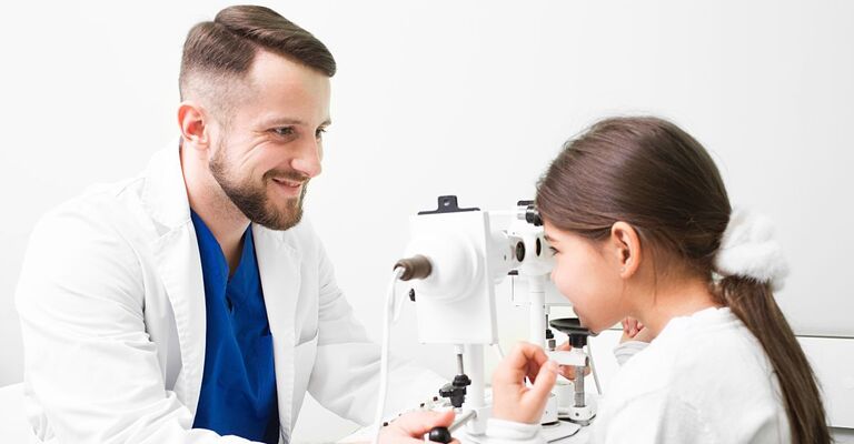 Oculista visita una bambina