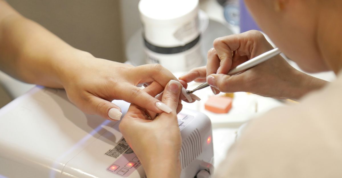 Onicotecnica che sta creando una nail art
