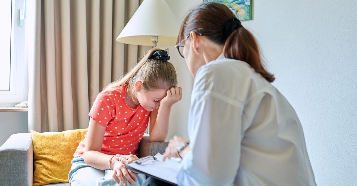 Bambina viene visitata dalla dottoressa
