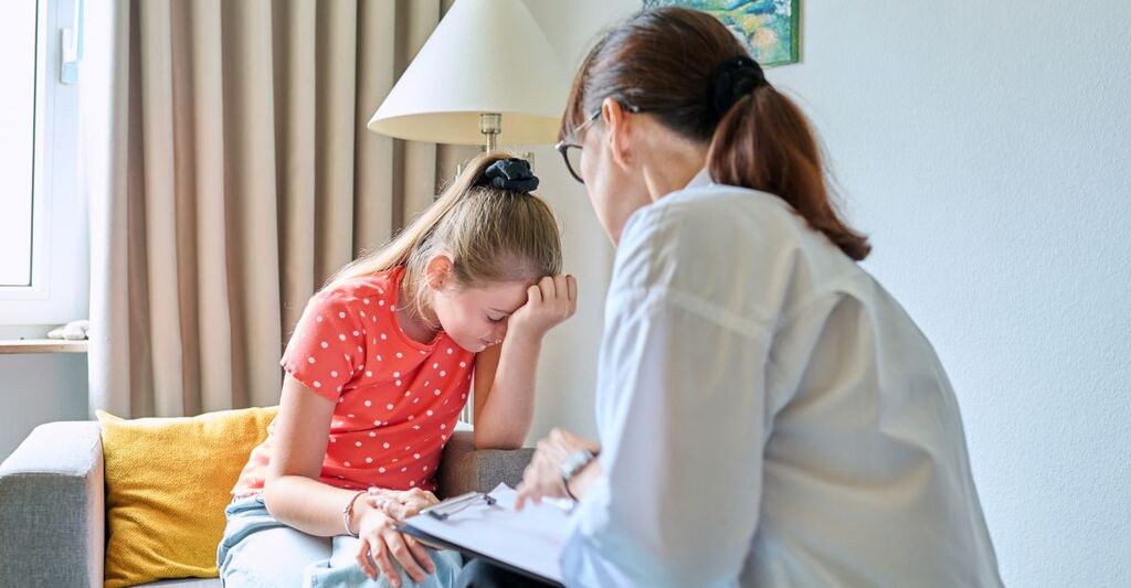 Bambina viene visitata dalla dottoressa