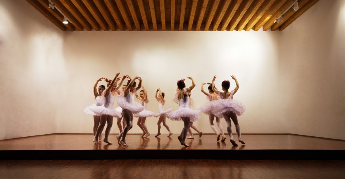 Ballerine in tutù che ballano in gruppo danza classica