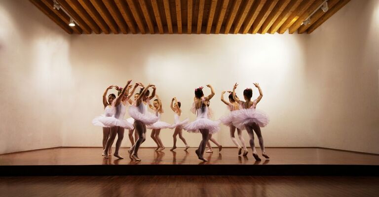 Ballerine in tutù che ballano in gruppo danza classica