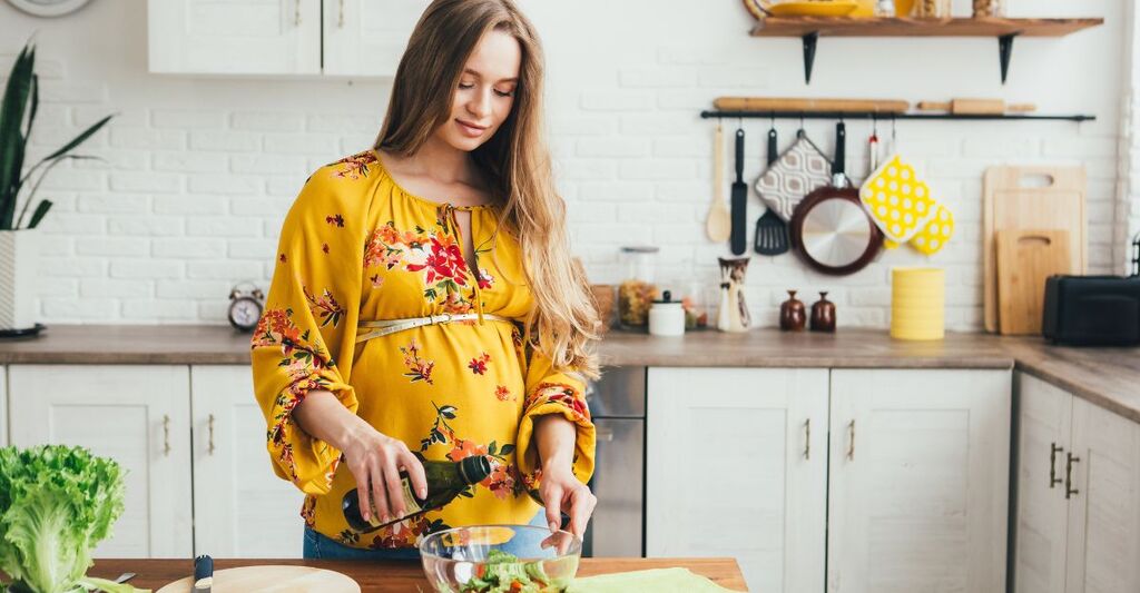 donna incinta prepara da mangiare