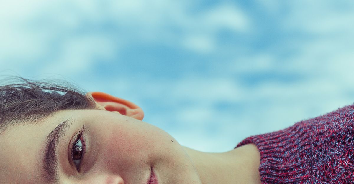 Ragazza guarda in camera