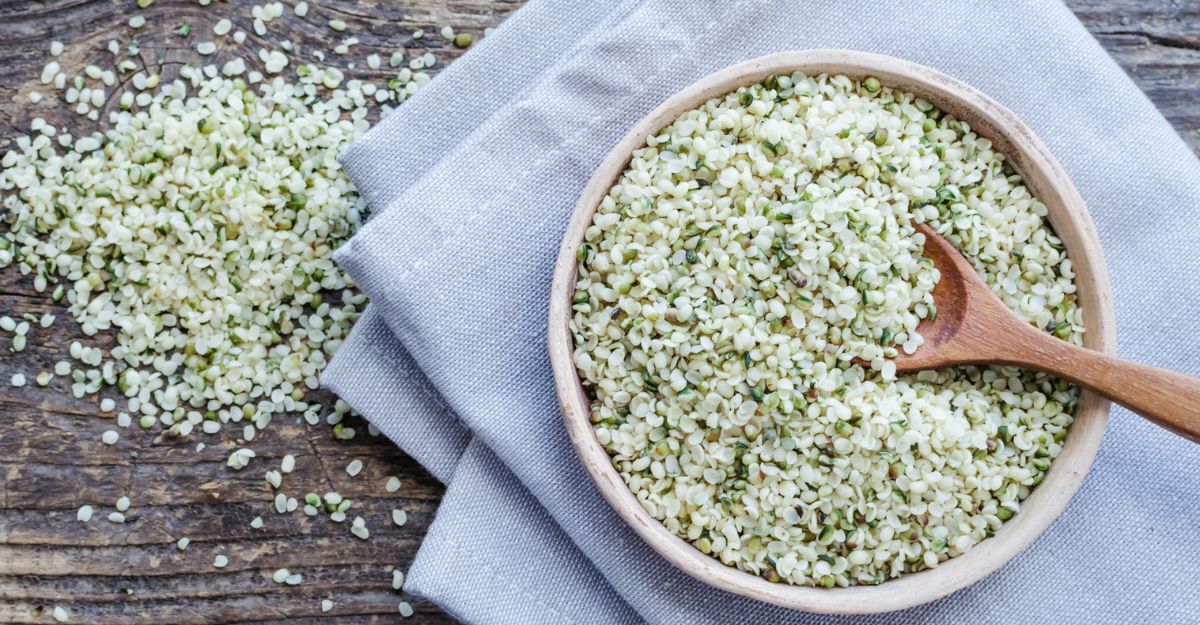 Semi di canapa in una ciotola sopra un tavolo