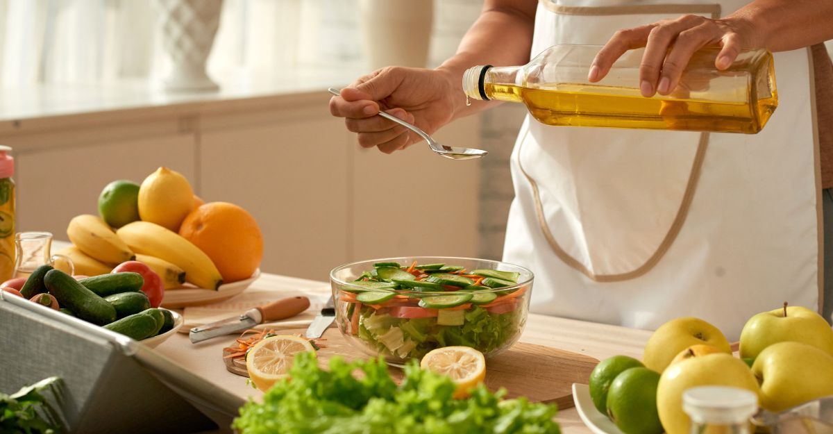 Donna utilizza olio d'oliva in cucina per un'insalata