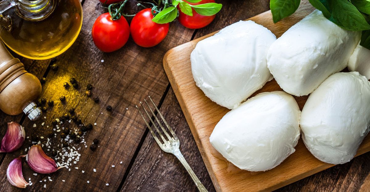 Mozzarella su un tavolo con altri alimenti intorno