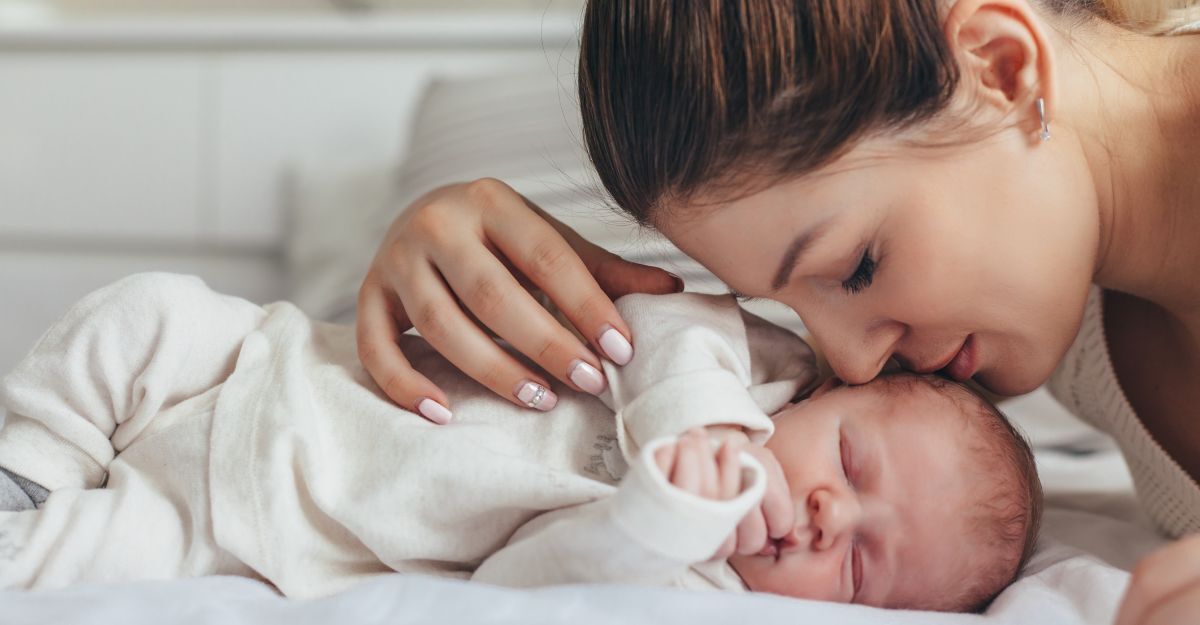 Mamma bacia neonato sulla testa