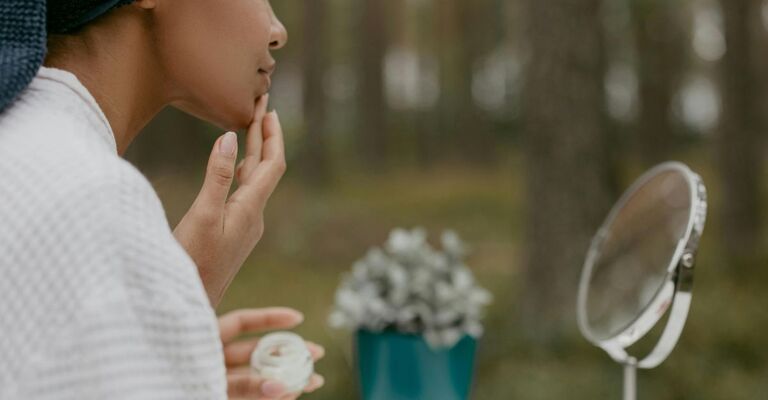 ragazza fa skin care