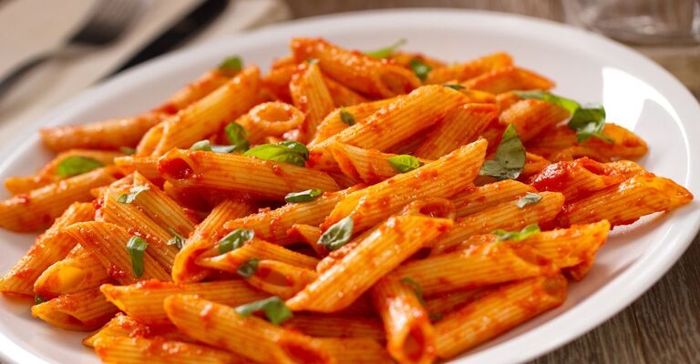 Piatto di pasta al pomodoro