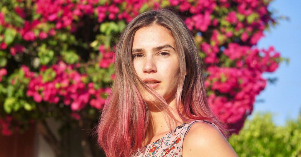 Ragazza con capelli ombrè colorati