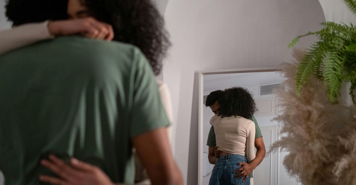 ragazzi abbracciati davanti allo specchio